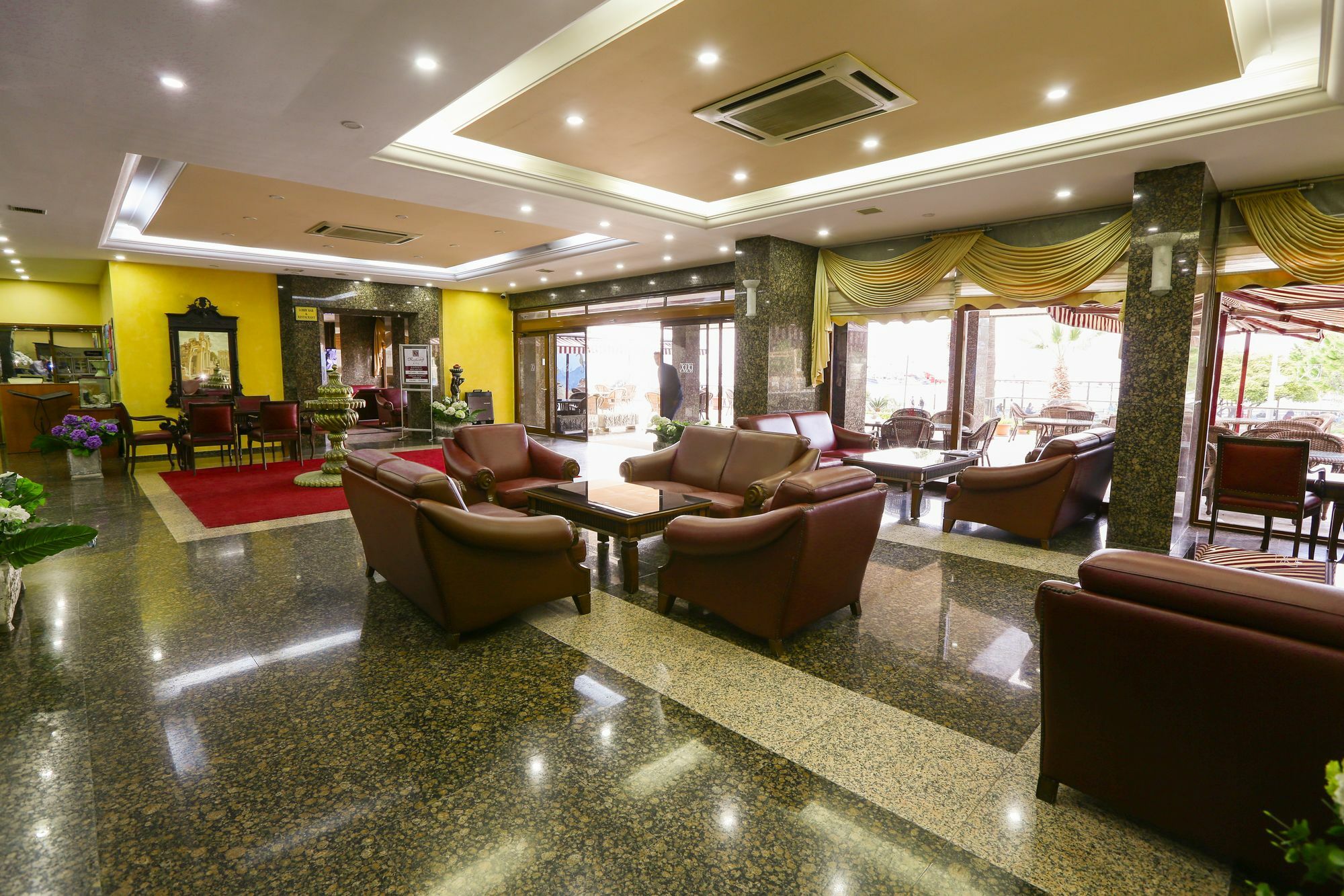 Kayhanbey Hotel คูซาดาซี ภายนอก รูปภาพ